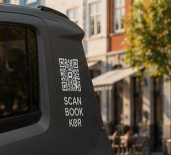 QR-kode på bilens dør – scan, book, kør